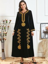 Robe en velours noire manche longue avec broderie dorée et bas évasé.