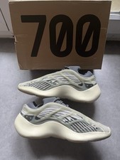 yeezy 700 V3 "Fade Salt" beige