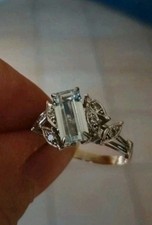 Splendide Bague ancienne en Or Blanc 18K Carats, Aigue Marine Et petits Diamants