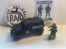 Miniature RAID PVP Gasoline Echelle 1/48 + 2 sets de figurines Raid + Ecusson 