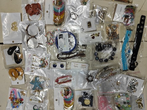 Lot 100 articles bijoux - 100,