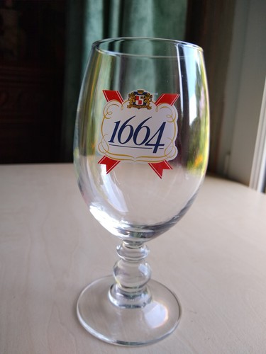 Ancien verre pied à - à,