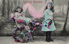 CP PETITES FILLES ELEGANTES ET CHAISE ROULANTE FLEURS