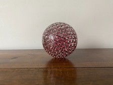 BOULE DE DEPART DE RAMPE D'ESCALIER EN CRISTAL ROUGE DITE NID D'ABEILLES H 14 CM