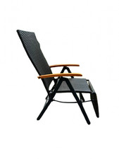 Chaise longue en résine tressée noire avec accoudoirs bois brut vernis