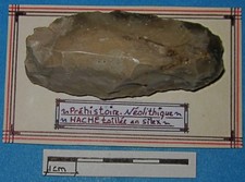 Préhistoire, Néolithique, HACHE taillée en silex.