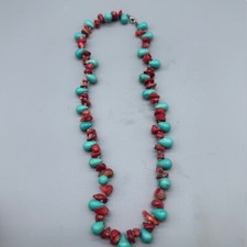 Beau collier ancien proche