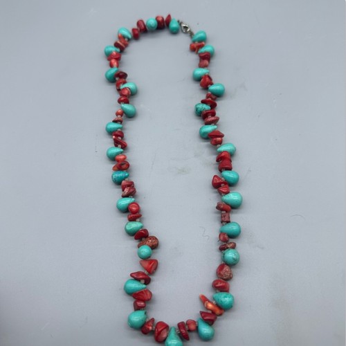 Beau collier ancien proche