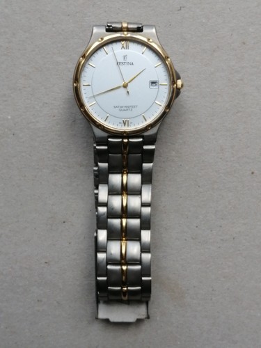 Une montre festina - une, a