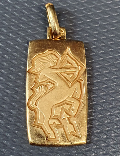 Médaille plaqué signe du - or,