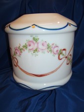 SUPERBE GRAND GLOBE DE LAMPE A PETROLE EN OPALINE DECOR ROSES ET NOEUDS.REF 2923