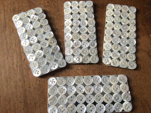 Lot 144 boutons anciens - , en