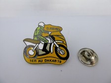 Rare Pin's Pins Pin Badge CYRIL NEVEU / 1er AU PARIS DAKAR 82 / HONDA / TOP !