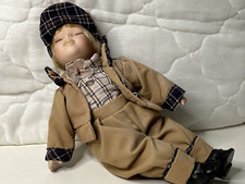 Poupée en porcelaine de