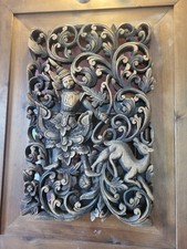 Panneau en bois sculpté