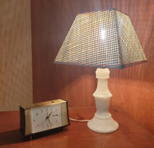 Lampe avec pied en albâtre blanc avec abat jour tressé , années 1950, bon état.