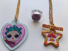 Lot de trois bijoux accessoires Poupée Lol pour enfants - 2 colliers + 1 bague