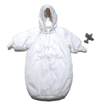 Gigoteuse aux cigognes roses portant un "baby Dior" de la maison Dior