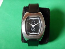 SURPRENANTE MONTRE FORME "TONNEAU" PETITE TROTTEUSE ACIER BROSSÉ NEUVE