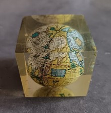 Vintage: petit presse-papiers inclusion résine Globe terrestre DLG Giraudon C68