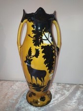 Vase en faïence ocre jaune à décor d’un cerf Orchies