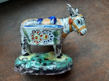 SAINT-CLEMENT : Salière poivrière en faience polychrome représentant un âne