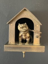 Ancien bronze patiné chien aboyant dans sa niche remuant la queue 19ème