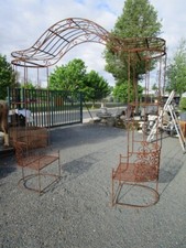 ARCHE DE JARDIN A FAUTEUILS EN FER FORGE PLEIN (De fabrication récente)