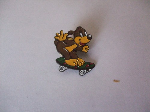 Pins chien pif skate - ,