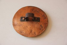 Ancien couvercle en cuivre, poignée en fer forgé et intérieur étamé.