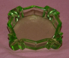 Minuscule cendrier Art Déco en verre vert  Echantillon miniature Largeur 5,5 cm