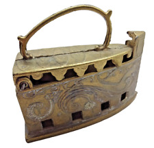 ANCIEN PETIT FER à BRAISE en LAITON , (ou copie?) pour la DECORATION.