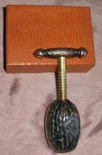 Casse-noisettes Ges Geschützt " Noix " bronze patine cuivre & doré - années 1930