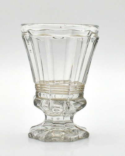Ancien verre sur pied café