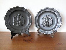 Assiettes anciennes aigle imperial en ceramique noire irisée