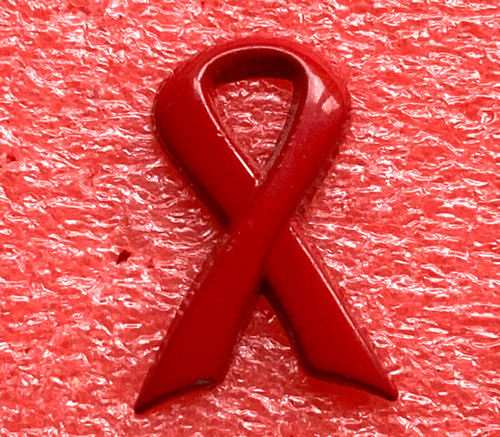 T06 pins ruban rouge lutte - t06,
