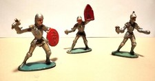 CYRNOS  3  FIGURINES CHEVALIERS