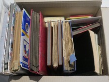 MONDE GROS LOT DE TIMBRES DANS UN CARTON : A TRIER