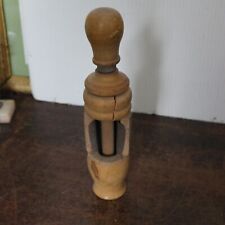 ancienne bouchonneuse en bois