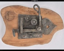ANCIEN VERROU EN FER FORGÉ ÉPOQUE MÉDIÉVAL.SUR PRÉSENTOIR EN BOIS.Longueur 16cm