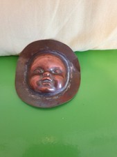 Beau pochoir en cuivre avec rebord d'une tete de poupée Bella