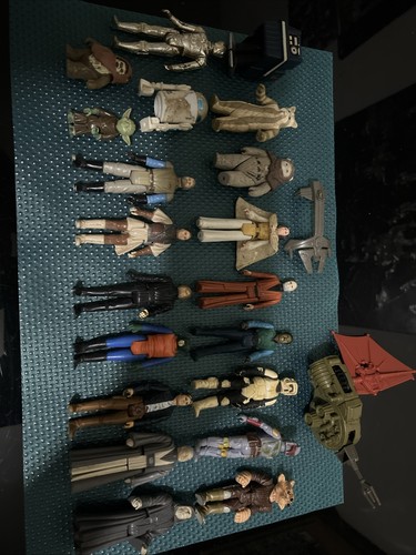 Lot figurines 2 vaisseaux - +,