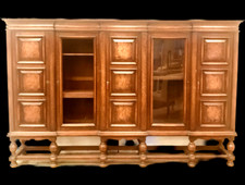 bibliothèque cinq portes en noyer et chêne massif  à encadrement . XX siècle .