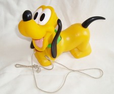  chien a traîner PLUTO DISNEY (18x21cm) aboie et bouge la queue