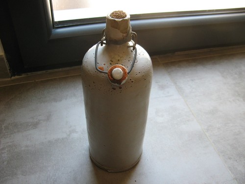 Très ancienne bouteille - , à