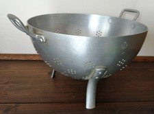 AR2 - Passoire ancienne Alu Tripode - Diamétre 22 cm TOURNUS UNIS aluminium