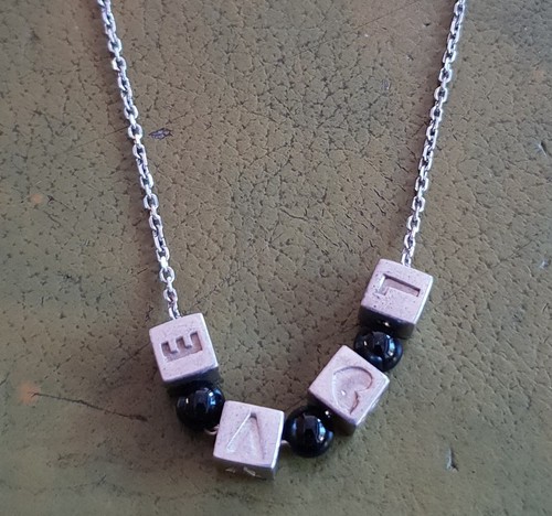 Collier ras cou - de, en