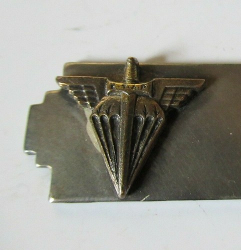 P parachutiste plaque - a,