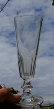 Flûte à champagne en verre taillé modèle Caton Haut. 17 cm - Diam buvant. 6 cm