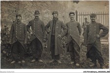 AVIP14-0650-MILITAIRE-CARTE PHOTO - Des hommes en uniforme